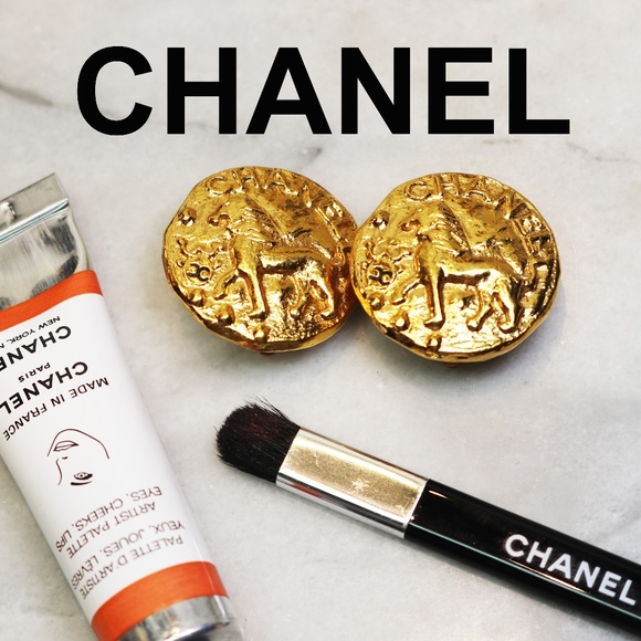 Chanel Lion Medallion Gold Plated Vintage Clip-on Earrings RARE! EUC ~ HOST PICK - Picture 7 of 16